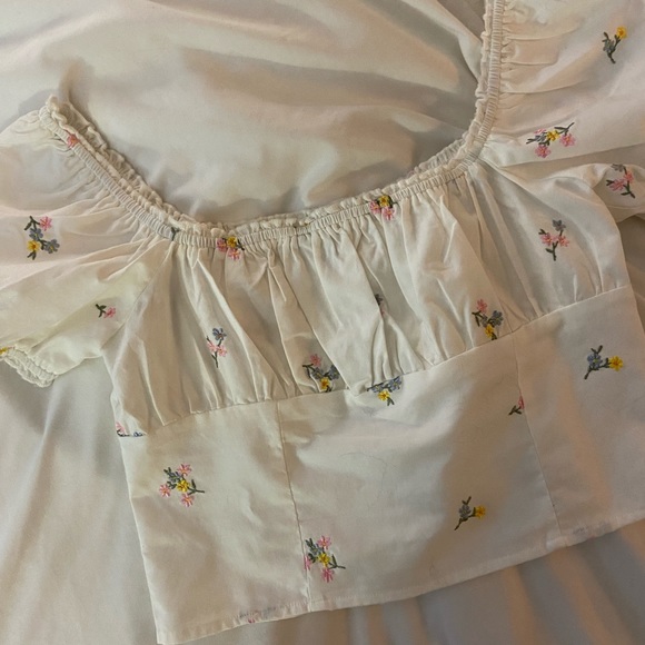 ⭐️2 for $30⭐️ Floral Embroidered Cotton Puff Sleeve Top - Picture 4 of 7